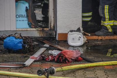 Lackendorf: Garagenbrand Sorgt fuer Grossaufgebot von Feuerwehr und Rettungsdienst 